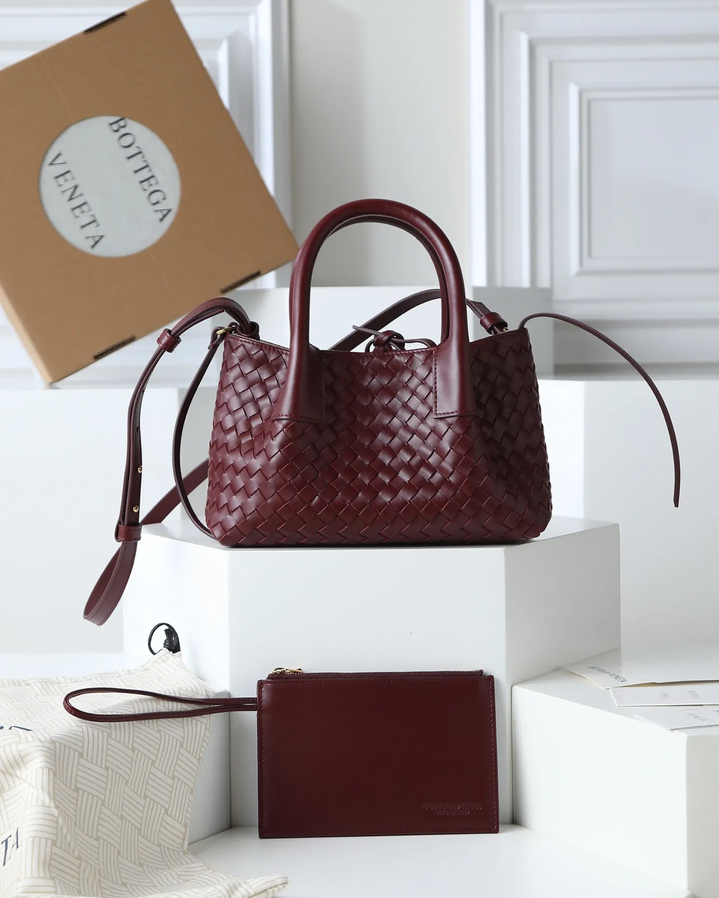 1000. BOTTEGA VENETA's 2025 new product pinacoteca has super soft leather, and the weaving function, practicality and relaxed fashion sense have not been lost ❤️‍🔥Amway is a must-have bag for sisters when going out. The size also accurately meets the commuting needs of urban beauties, and it can fit everything! ! ! 🔥The capacity should not be underestimated~ It doesn’t pick the person, the occasion, or the occasion. With its majestic curved outline, exquisite woven texture, delicate edges and rounded handles, this woven vegetable basket bag truly achieves the goal of “dressing up and being fashionable without getting in the way”~ Are you interested in Jimei? Style number: 819004 Size: 24*15*12cm